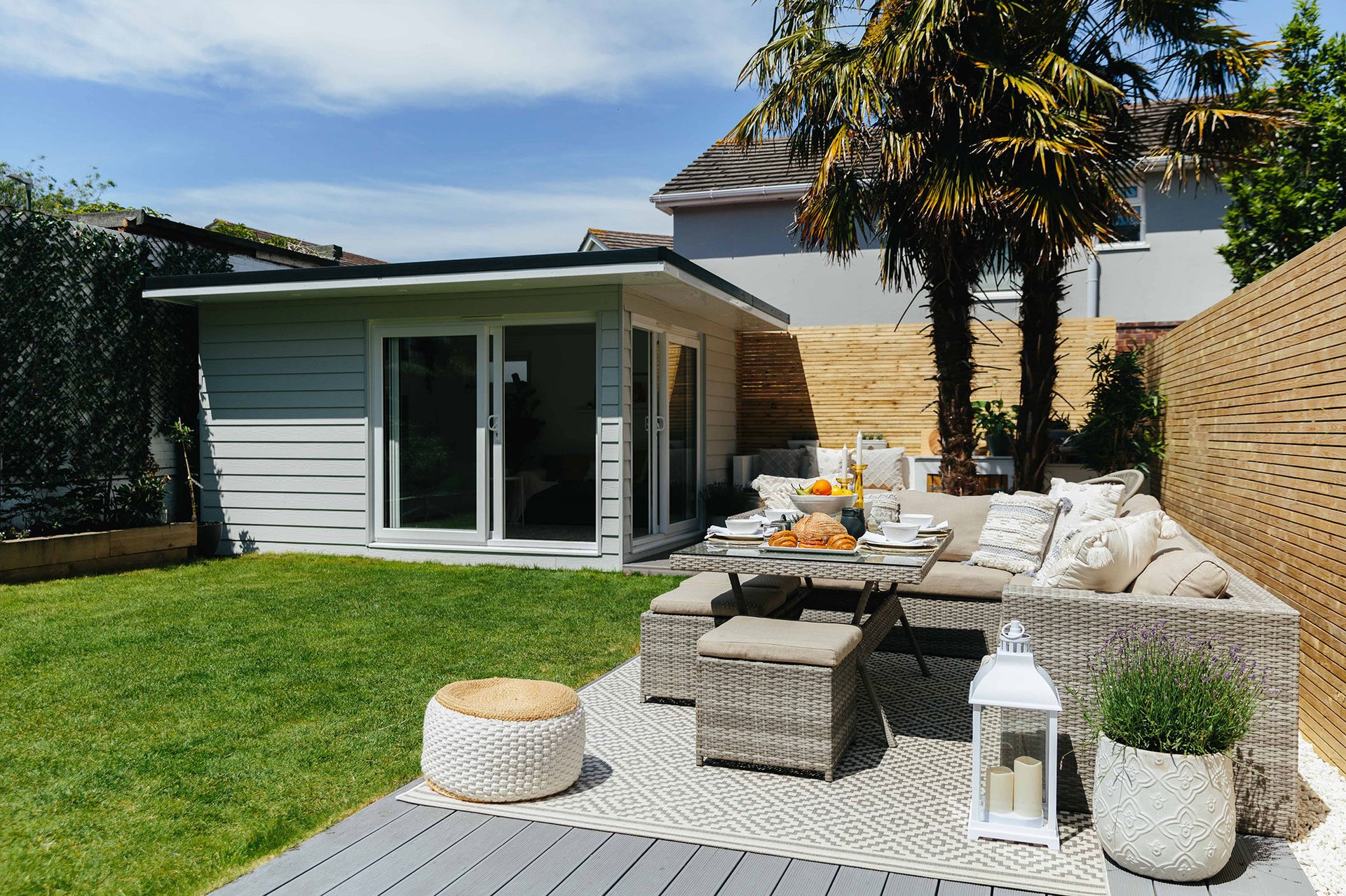 garden with dining space