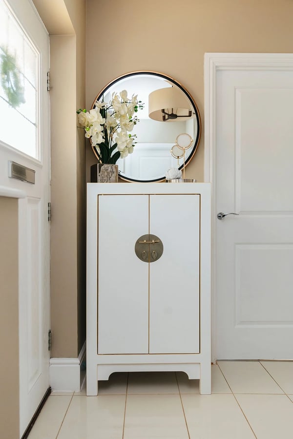 griege entrance way with accent mirror