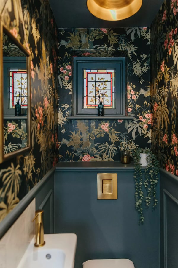 small bathroom with bold wallpaper | Online interior design