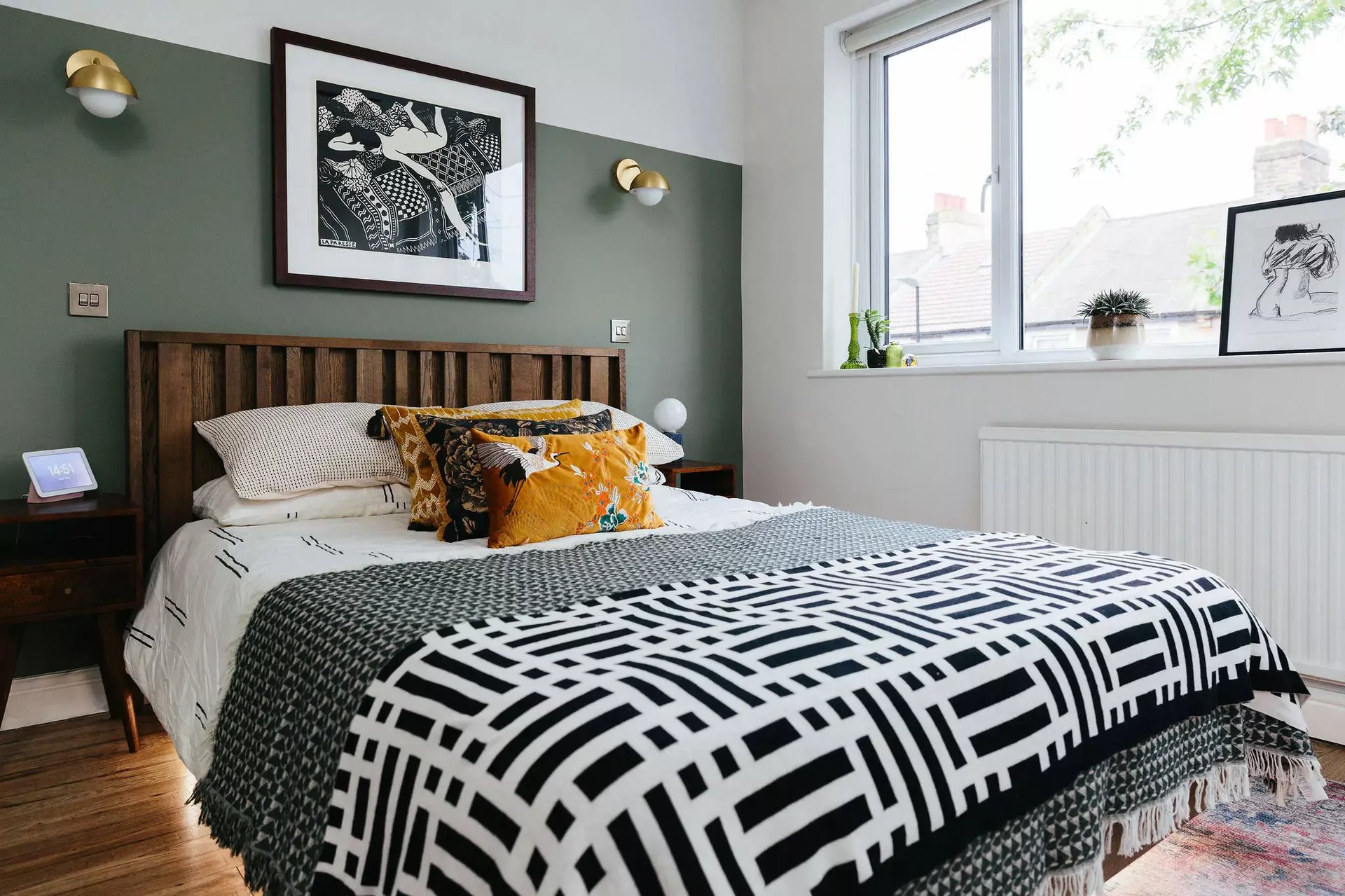 Natural green, mid-century bedroom