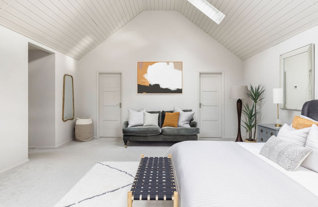 Large, bright bedroom | Online interior design